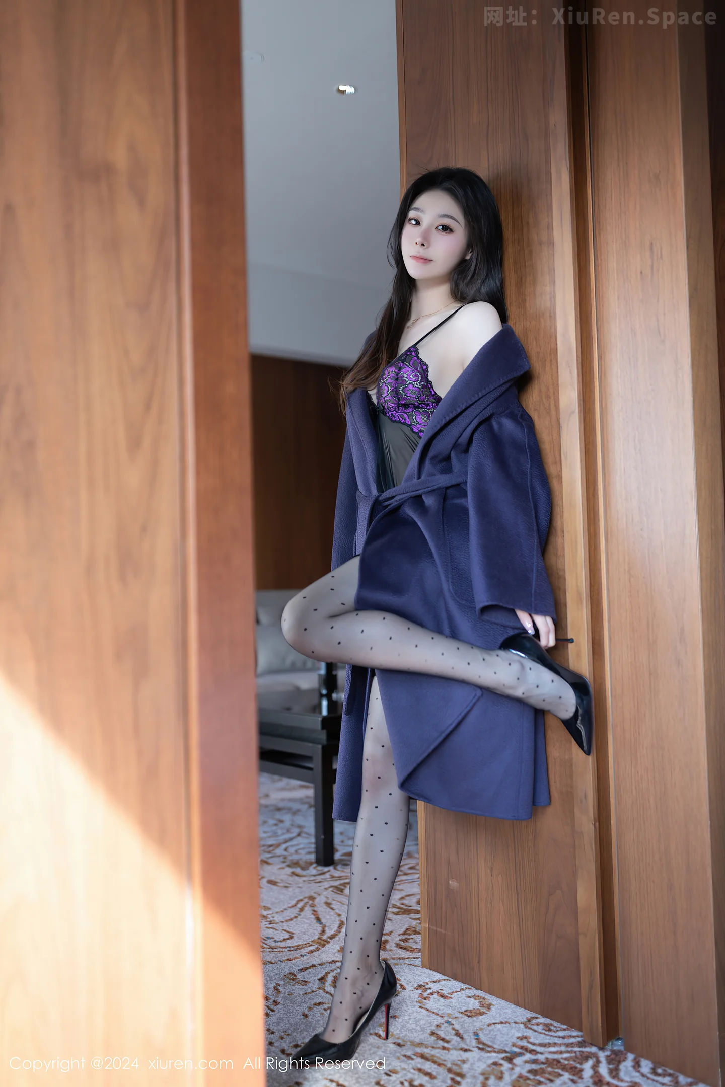 图片[2]-[XiuRen秀人网]VOL.8195 模特小逗逗性感紫色蕾丝情趣内衣配超薄黑丝秀曼妙身姿诱惑写真80P-秀人网官方网站